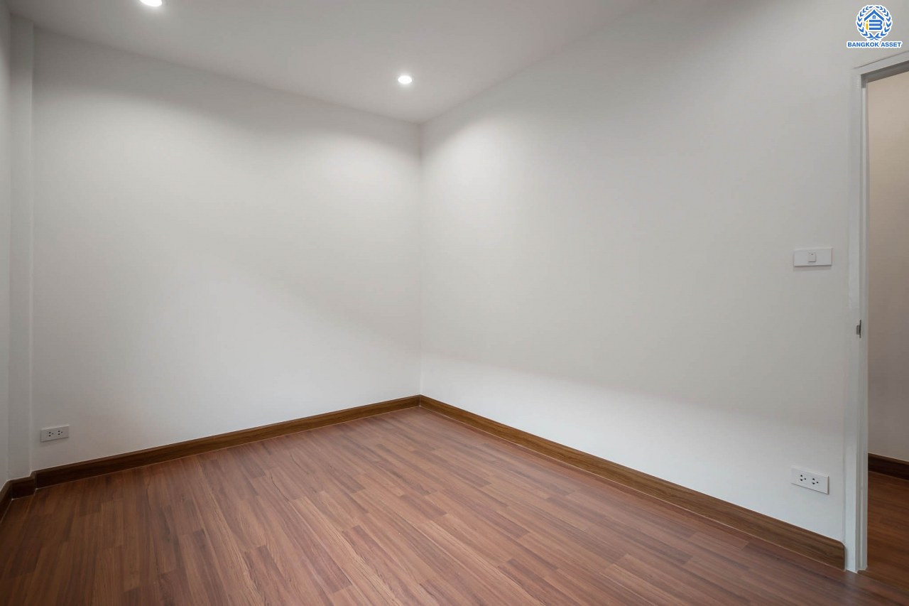 บ้านมือสองตกแต่งใหม่ โครงการ บูรพาวิลล่า3 บรมราชชนนี เนื้อที่ 60 ตร.ว. ฟังก์ชันครบ 4 ห้องนอน 3 ห้องน้ำ 1 ห้องอเนกประสงค์ 2 ที่จอดรถ บ้านสวยสภาพดี พร้อมเข้าอยู่ บนทำเลศักยภาพเข้า-ออกได้หลายเส้นทาง ใกล้รถไฟฟ้าสายสีน้ำเงิน "สถานีไฟฉาย" และทางด่วน "ศรีรัช"